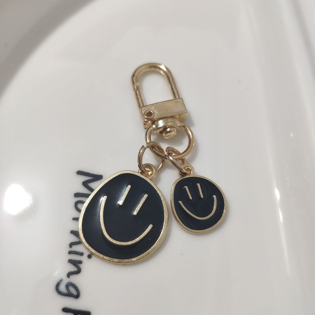 Cross-border e-commerce alloy color dripping smiley face keychain electroplated gold irregular expression bag pendant accessories
