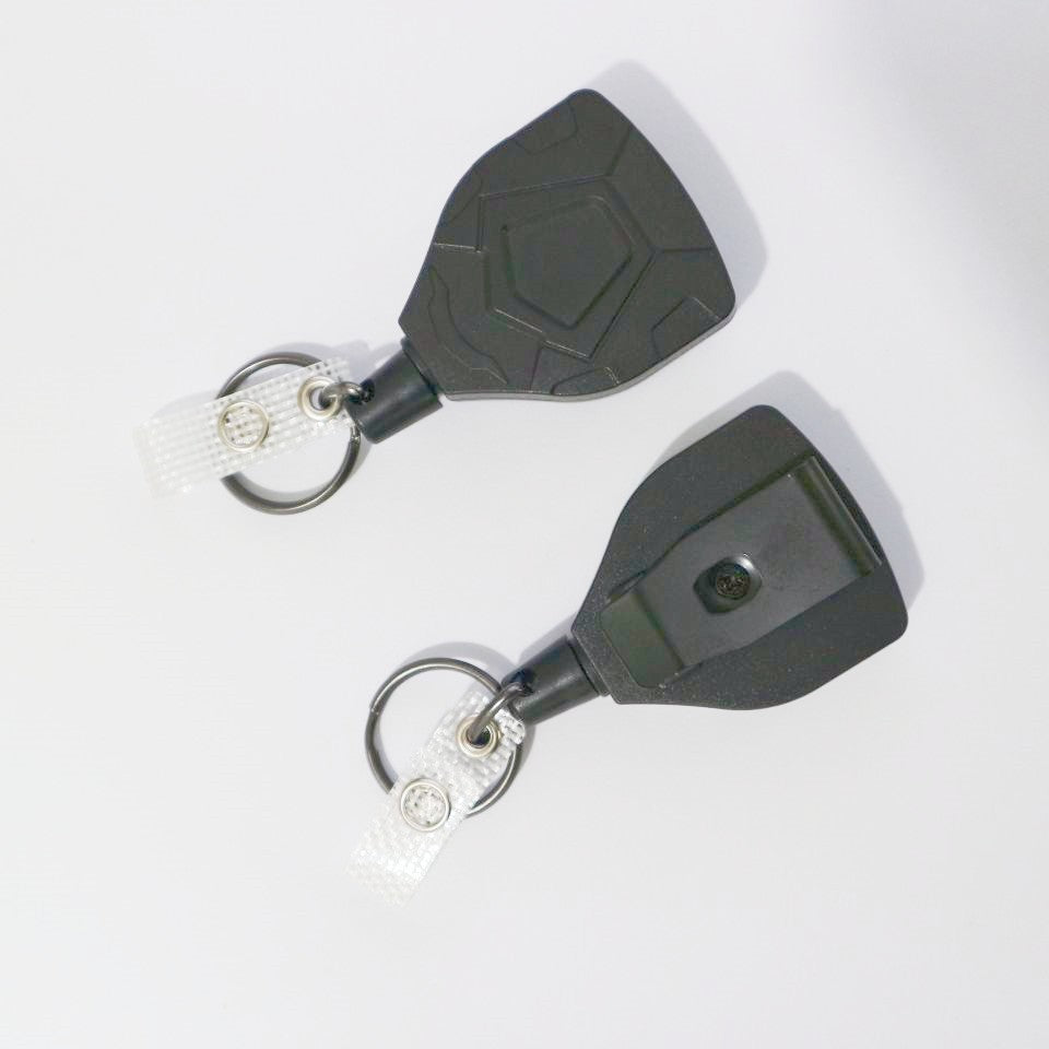 Outdoor mountaineering retractable easy-pull buckle bold wire puller anti-lost anti-theft easy-pull retractable buckle keychain shield-shaped