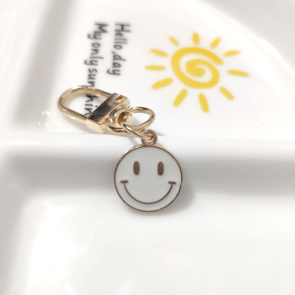 Cross-border e-commerce alloy color dripping smiley face keychain electroplated gold irregular expression bag pendant accessories