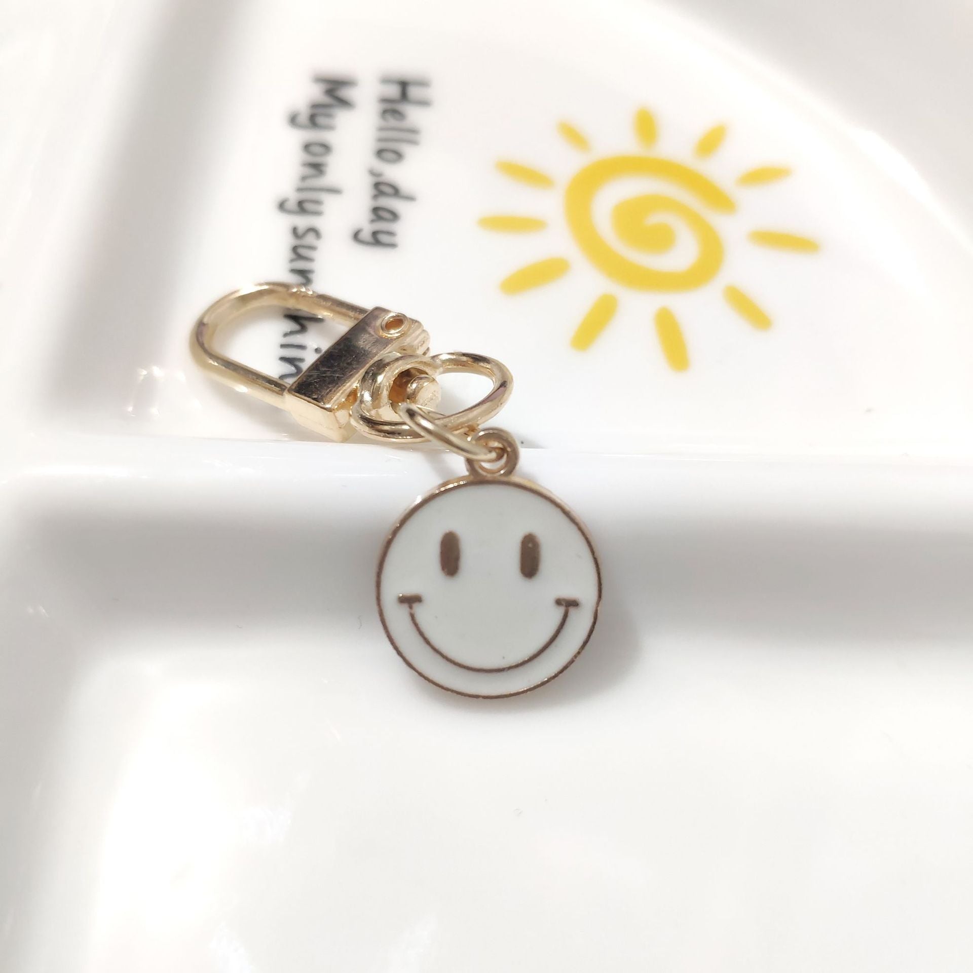 Cross-border e-commerce alloy color dripping smiley face keychain electroplated gold irregular expression bag pendant accessories