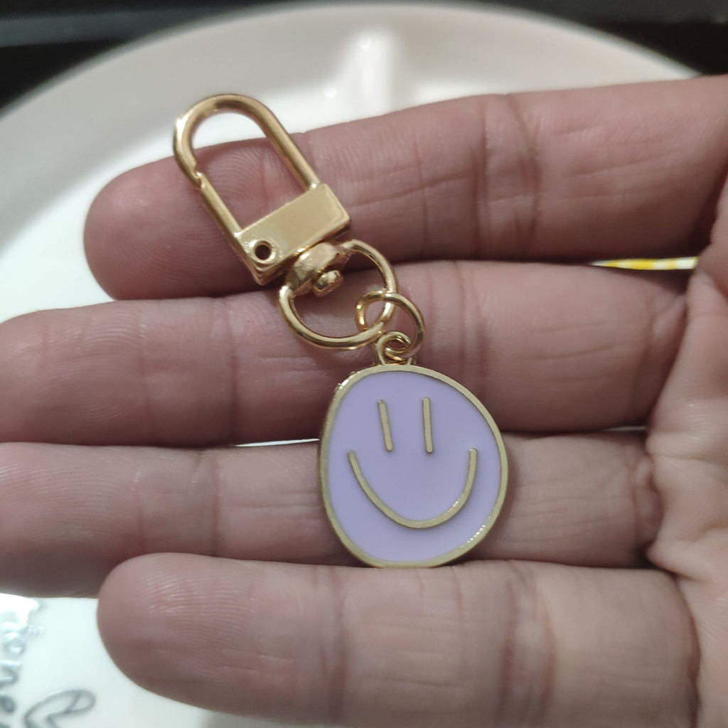 Cross-border e-commerce alloy color dripping smiley face keychain electroplated gold irregular expression bag pendant accessories