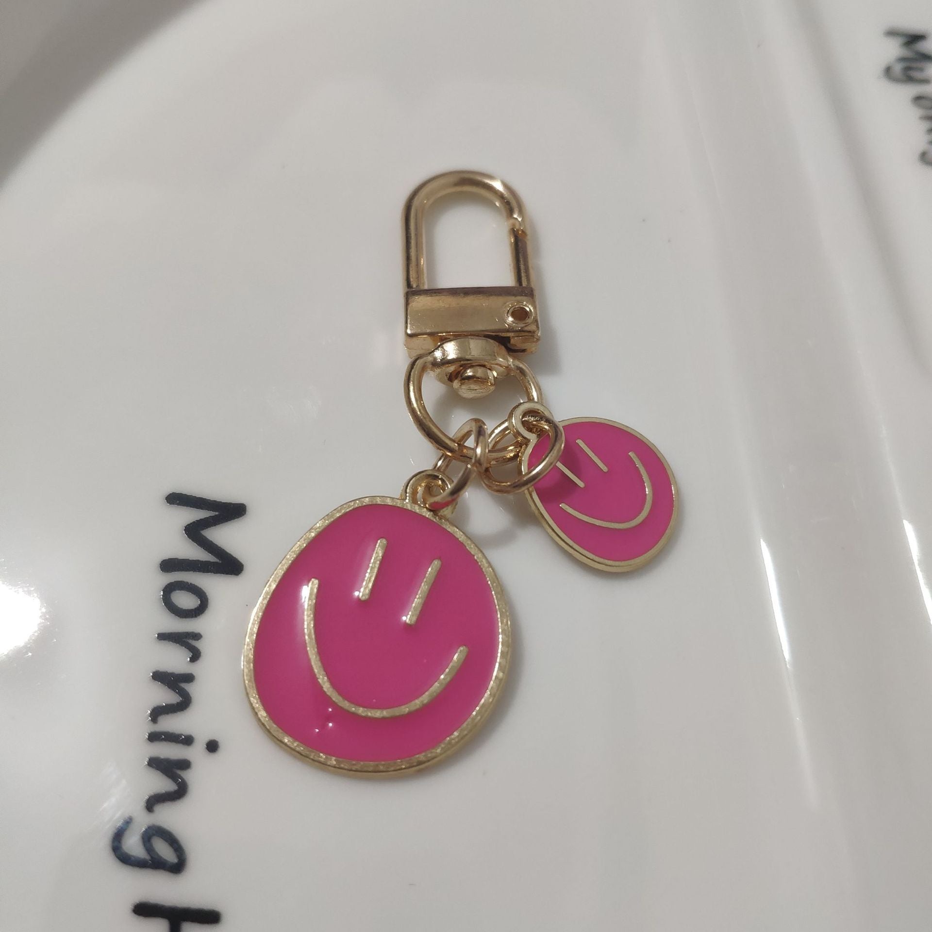 Cross-border e-commerce alloy color dripping smiley face keychain electroplated gold irregular expression bag pendant accessories