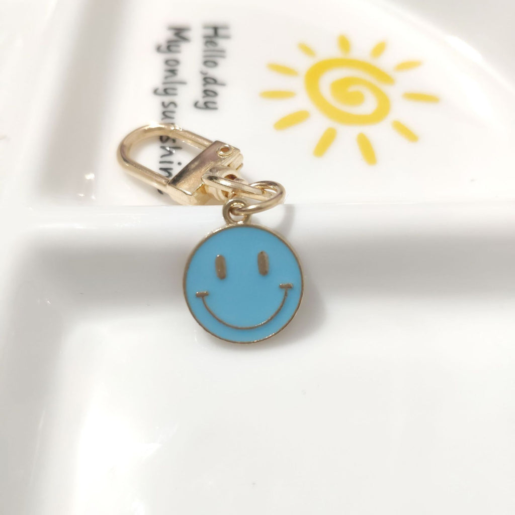 Cross-border e-commerce alloy color dripping smiley face keychain electroplated gold irregular expression bag pendant accessories