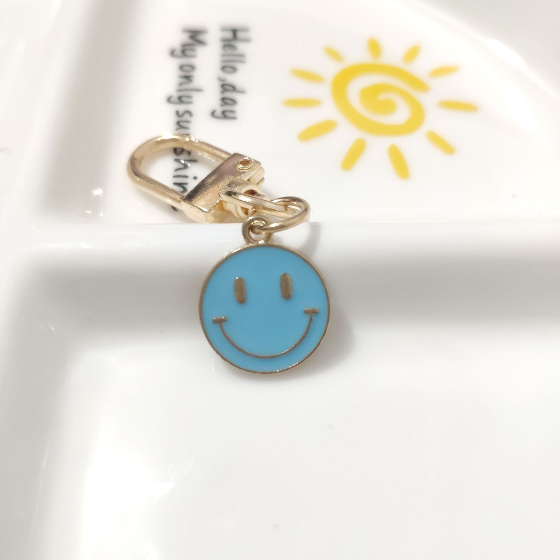 Cross-border e-commerce alloy color dripping smiley face keychain electroplated gold irregular expression bag pendant accessories