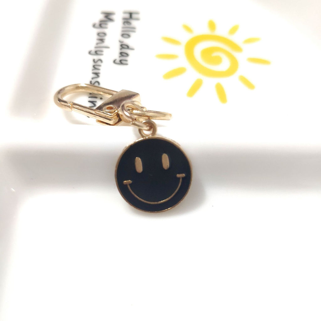 Cross-border e-commerce alloy color dripping smiley face keychain electroplated gold irregular expression bag pendant accessories