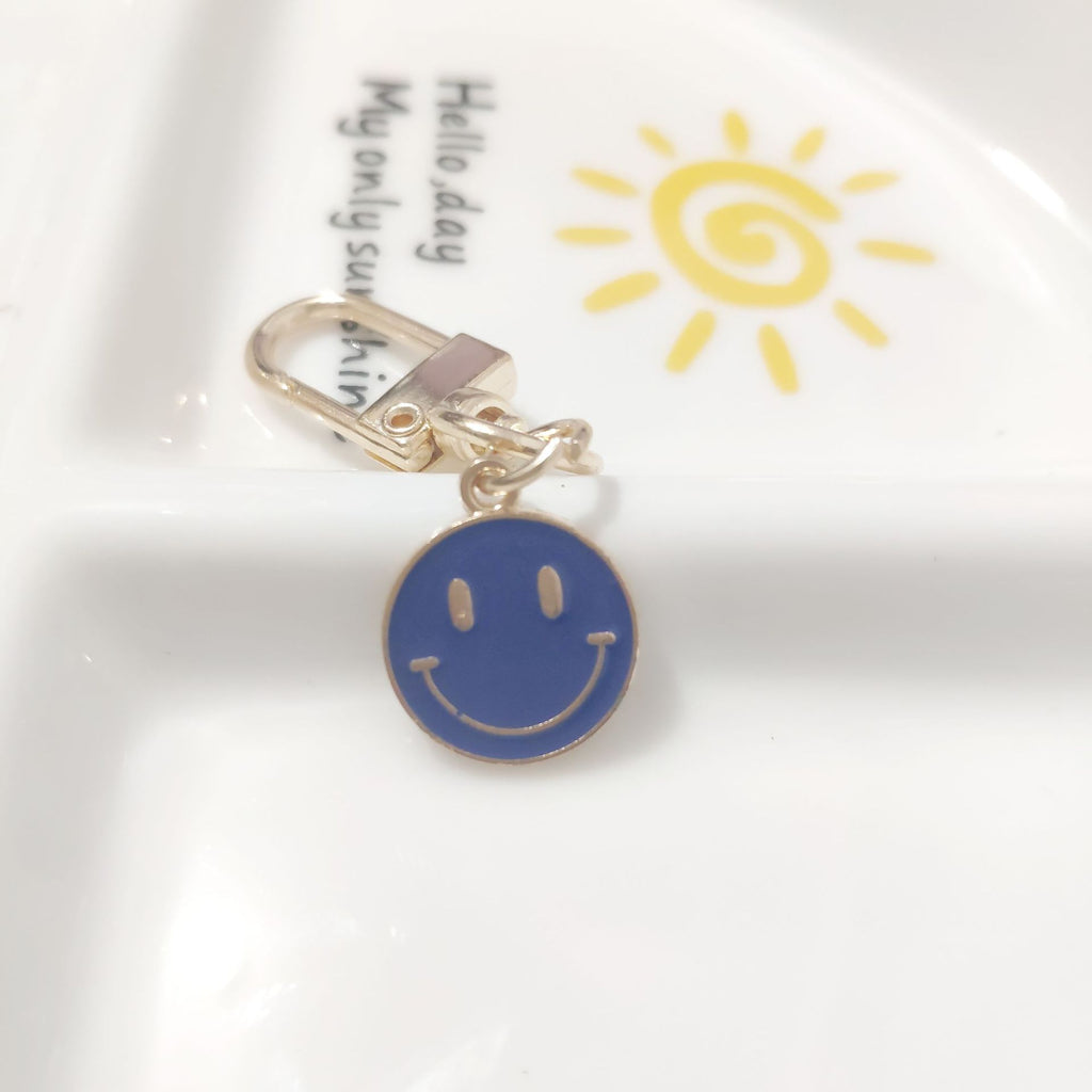 Cross-border e-commerce alloy color dripping smiley face keychain electroplated gold irregular expression bag pendant accessories