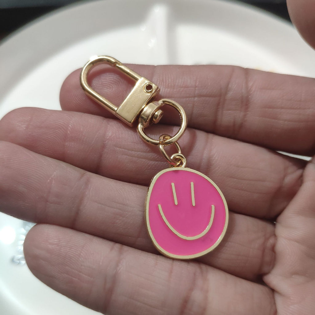 Cross-border e-commerce alloy color dripping smiley face keychain electroplated gold irregular expression bag pendant accessories