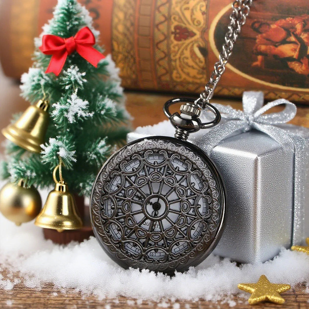 Hollow Flower Pocket Watch Classic Retro Flip Circular Pin Necklace Pocket Watch Suitable for Wedding Season and Christmas Gifts