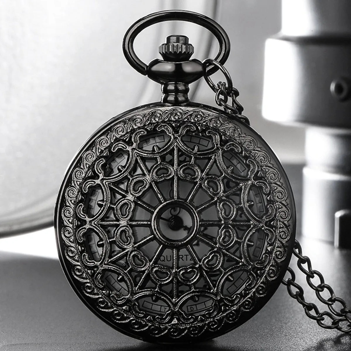 Hollow Flower Pocket Watch Classic Retro Flip Circular Pin Necklace Pocket Watch Suitable for Wedding Season and Christmas Gifts